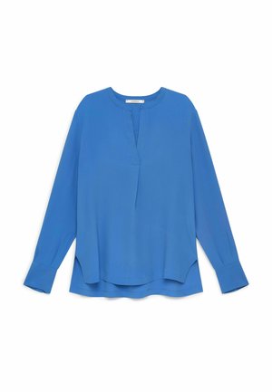 Blaue Bluse mit langen Ärmeln, rundem Ausschnitt und vorderem Schlitz, mit seitlichen Schlitzen und breiten Manschetten vor weißem Hintergrund.