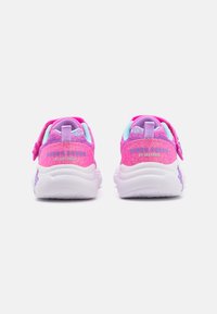 Zapatillas deportivas en tonos rosa y púrpura, con parte superior de tela, correa ajustable y suela blanca. Logo "SKECHERS SQUAD" en el talón. Diseño texturizado.