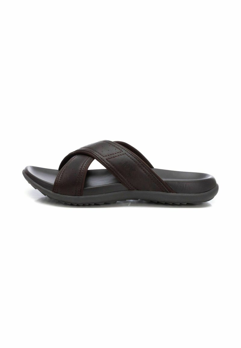 Sandalias de cuero marrón tipo slide con tiras entrecruzadas. Cuentan con una suela de goma blanda con una superficie texturizada para mayor agarre. Diseño ligero.
