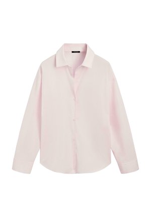 Chemise rose clair à manches longues, boutonnée, avec un col classique et un ourlet légèrement incurvé, présentée à plat sur fond blanc.