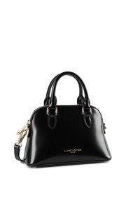 Borsa a tracolla in pelle nera con finitura lucida, manici doppi, una tracolla removibile e hardware in tonalità oro. Presenta una chiusura con zip.
