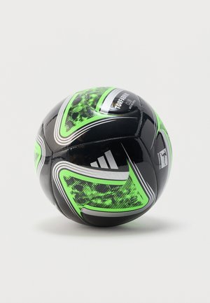 Černo-zelený fotbalový míč Adidas s digitálním vzorem a logem Bundesligy na bílém pozadí.