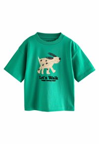 Grøn bomulds T-shirt med rund hals, korte �ærmer, med et legende hundegrafik og teksten "Lad os gå" i sort.