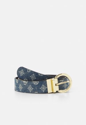 Denim bælte med hvidt ornamentalt mønster og rund guldfarvet metalspænde med indgraveret "GUESS", rullet og vist på hvid baggrund.
