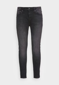 Jeans pretos de corte Slim feitos de denim. Apresentam um design clássico de cinco bolsos, fecho com zip e botão. Ligeiramente desbotados com uma textura suave.
