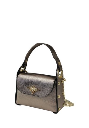 Petit sac à main en bronze métallisé avec poignée supérieure, emblème d'abeille doré sur le rabat, clous dorés sur le côté et une bandoulière chaîne dorée attachée.