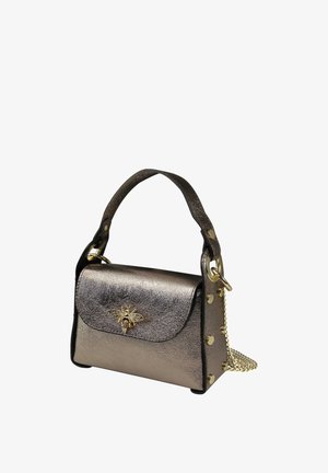 Petit sac à main en bronze métallisé avec poignée supérieure, emblème d'abeille doré sur le rabat, clous dorés sur le côté et une bandoulière chaîne dorée attachée.