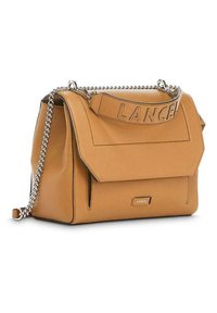 Borsa a tracolla in pelle color tan con una catena, logo impresso sul pattina, superficie testurizzata e forma strutturata. Presenta una tasca frontale.