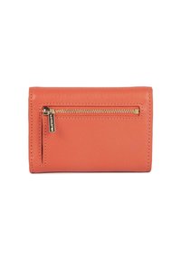 Portafoglio in pelle arancione con una texture liscia, dotato di una tasca frontale con cerniera dorata e dettagli di design minimalisti.