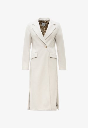 Lang cremefarvet skræddersyet frakke med enkelt knap, hakkede revers, klaplommer og leopardmønstret foer synligt indvendigt.