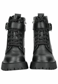 Botas de tobillo de cuero negro con un acabado texturizado, cierre de cordones, acento de hebilla y suela de goma resistente con un diseño de dibujo.
