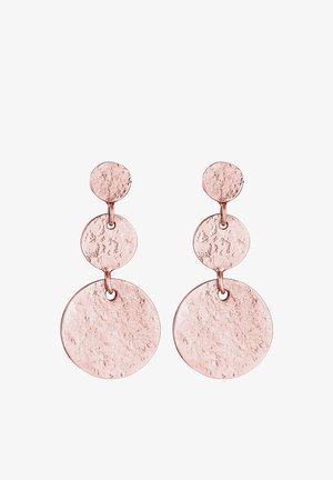 Cercei din aur roz, cu trei discuri circulare texturate de dimensiuni diferite, conectate prin bucle metalice. Accente de suprafață netedă pe parcurs.
