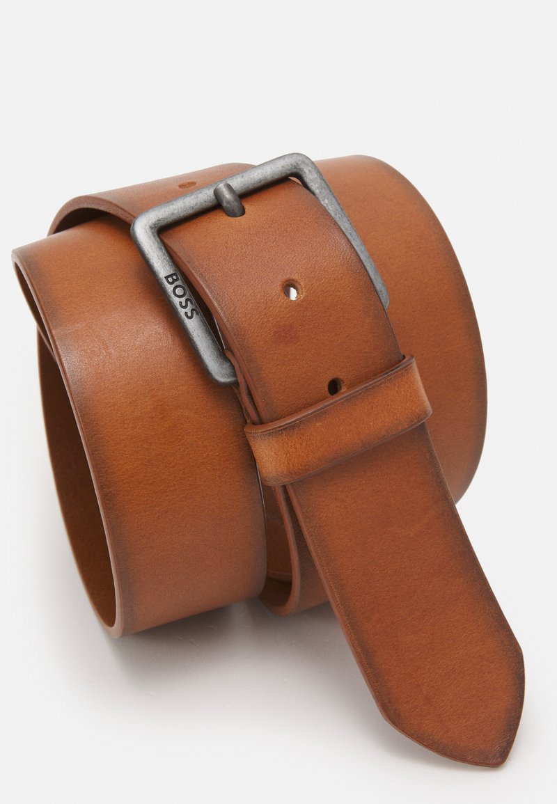 Brauner Leder-Gürtel mit strukturiertem Finish, ausgestattet mit einer silbernen Metallschnalle, die mit "BOSS" graviert ist, und einer Dornschließe.