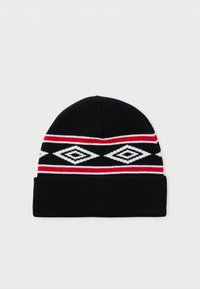 Čierna pletená čiapka s prehnutým okrajom, s červenými a bielymi horizontálnymi pruhmi a bielymi diamantovými vzormi uprostred.