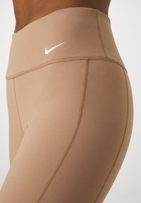 Nike Performance ONE SHORT - Legingi - desert dust/baroque brown/white