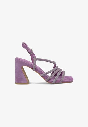 Paarse suede hoge hak sandaal met kruislingse bandjes met rhinestone accenten, een blokhak en een verstelbare enkelband.