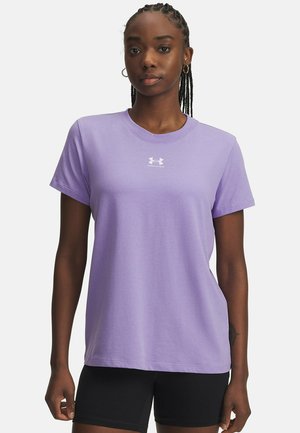Paarse korte mouwen T-shirt met een ronde hals en een wit logo op de borst. Gemaakt van zachte stof, heeft het ontwerp een relaxed fit.