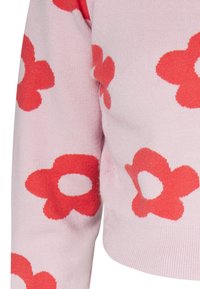 Suéter rosa claro con grandes patrones de flores rojas, hecho de un material de punto suave, con un diseño corto y una textura suave.