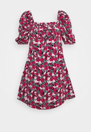 Lyhyt kukkamekko, jossa on pussihihat ja kerätty pääntie, vaaleanpunaisen, punaisen ja vihreän tulppaanikuosin.