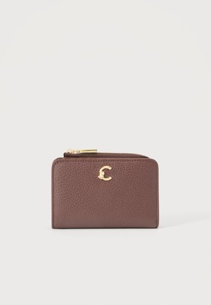 Portefeuille en cuir marron texturé avec une fermeture éclair dorée et un petit logo "C" doré sur la face avant, sur fond blanc uni.