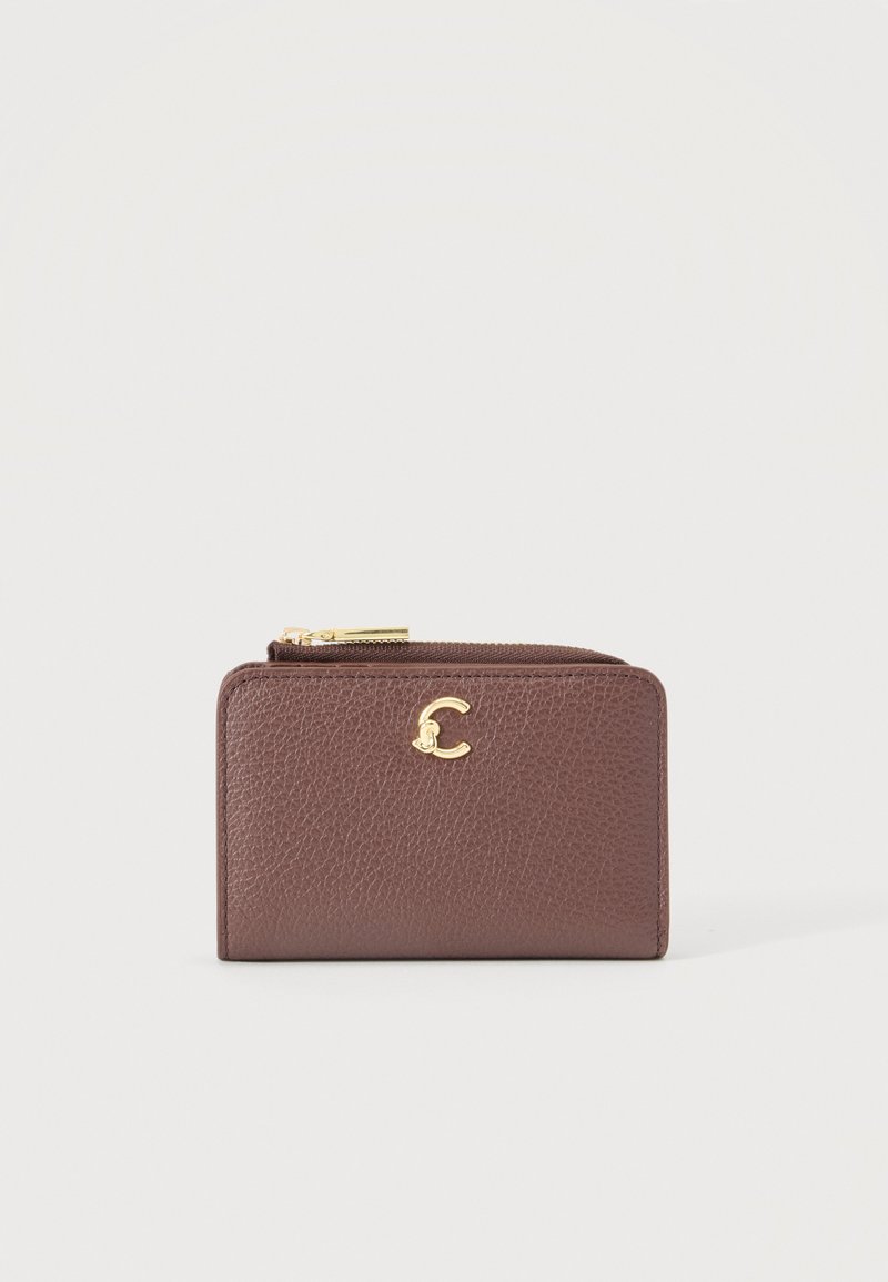 Portefeuille en cuir marron texturé avec une fermeture éclair dorée et un petit logo "C" doré sur la face avant, sur fond blanc uni.