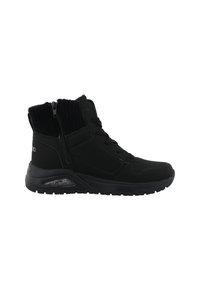 Bottes noires jusqu'à la cheville avec un col en tissu côtelé haut, un laçage à l'avant, une fermeture éclair sur le côté et une semelle texturée avec des détails d'amortissement à air visibles.
