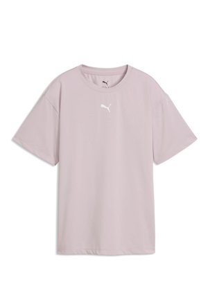 Svetloružové športové tričko Puma s krátkym rukávom, okrúhlym výstrihom a malým bielym logom Puma na hrudi.