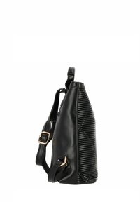 Borsa a mano in pelle nera con texture rigata su un lato, tracolla regolabile e hardware in tonalità dorata. Design elegante e minimalista.