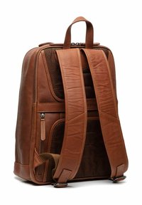 Zaino in pelle marrone con dettagli in rete, doppie cinghie regolabili, maniglia superiore e tasca con zip nella parte anteriore.