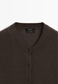 Mørkebrun strikket cardigan med ribbet V-hals og tre sorte knapper, mærket 100% cashmere fra Massimo Dutti.
