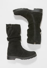 Une paire de bottes mi-mollet en daim noir avec fermeture éclair sur le côté, détail de boucle en haut et semelles en caoutchouc robustes sur fond blanc.