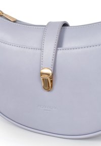 Lichtpaarse leren tas met een gebogen vorm, gouden hardware sluiting en een reliëflogo. Soepele textuur met subtiele stiksels.