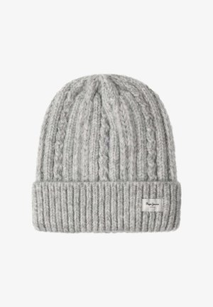 Hattu beanie harmaasta kaapelineuleesta, jossa on käännetty ribbireuna; valmistettu paksusta langasta, ja siinä on pieni tuotemerkki sivulla.