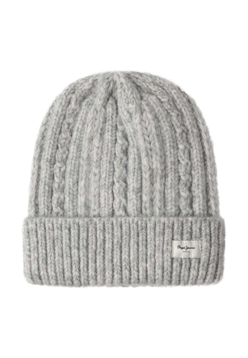 Gorro gris de punto trenzado con puño acanalado doblado; hecho de lana gruesa, presenta una pequeña etiqueta de la marca en un lado.