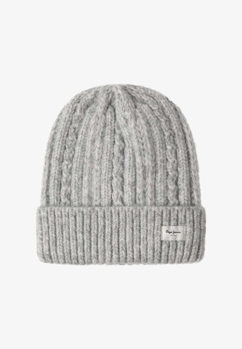 Čepice v šedé barvě s kabelovým pletením a ohrnutým ribbovým lemem; vyrobená z silné příze, na boční straně má malou značkovou nášivku.
