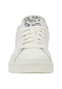 Baskets en cuir blanc avec un talon à languette en gris texturé et imprimé animal, lacets plats et une discrète bordure argentée sur le côté.