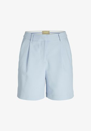Pantalones cortos ajustados de color azul claro con frente plano, pliegues, bolsillos laterales y una textura suave. Presenta una cinturilla con una etiqueta de la marca.