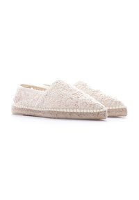 Espadrilles de encaje en color blanco roto con un intrincado patrón floral. Cuentan con una suela de yute trenzado y un diseño de punta ligeramente afilada.