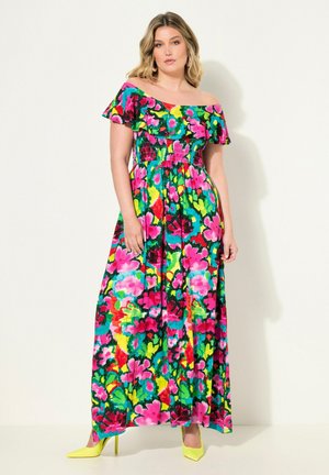 Robe maxi avec un design épaules nues, motif floral dans des teintes de rose, vert et jaune, avec une taille smockée et des manches à volants superposées.