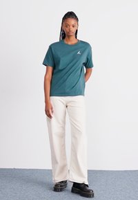 Jordan ESSEN TEE CORE - Paprasti marškinėliai - oxidized green