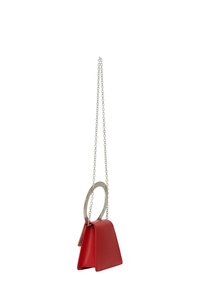 Rød faux læder håndtaske med vinkelret design, prydet med et sølvfarvet rundt håndtag og en kædestrop, glat tekstur og minimalistisk stil.
