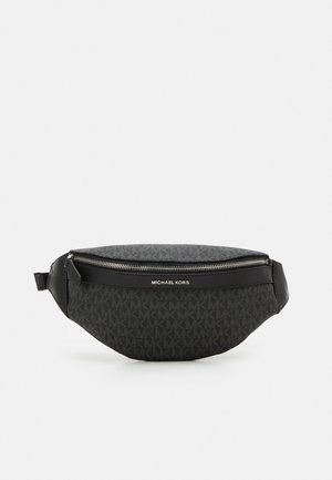 Riñonera negra de Michael Kors con estampado repetido del logotipo, ribetes de piel y cierre de cremallera plateado.