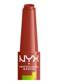 Produit à lèvres NYX Professional Makeup dans un contenant rouge mat effilé avec un logo blanc ; dispose d'une ouverture d'applicateur étroite en haut.