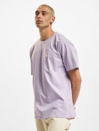 Lavender short-sleeve t-shirt in soft cotton with a floral embroidery detail on the front. Crew neck and relaxed fit.