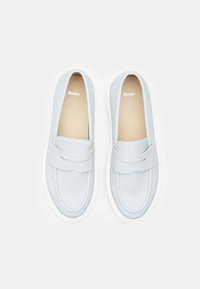 Šviesiai mėlyni odiniai loaferiai su lygiu paviršiumi, dekoratyviu dirželiu ir balta gumine padais. Minimalistinis dizainas su suapvalinta forma.