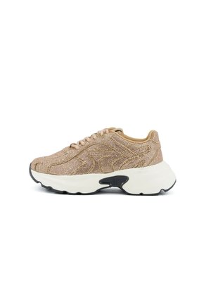 Scarpa da ginnastica beige con tomaia in tessuto texturizzato, suola bianca spessa, dettagli neri sul battistrada e lacci beige, vista laterale su sfondo bianco.