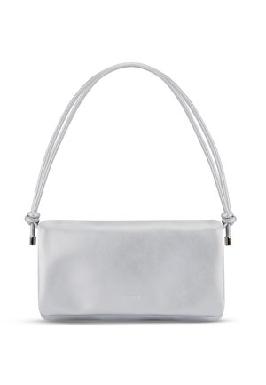 Sac à main rectangulaire en cuir gris clair avec deux anses texturées, au design épuré et à la marque minimaliste embossée sur le devant.