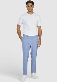 Lichtblauwe op maat gemaakte broek met een subtiele textuur, voorzien van een platte voorkant, riemlussen en een enkele knoopsluiting, gecombineerd met een witte t-shirt.