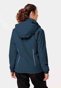 Giacca impermeabile blu navy con cappuccio, caratterizzata da accenti bianchi, polsini elasticizzati e un design elegante adatto per attività all'aperto.