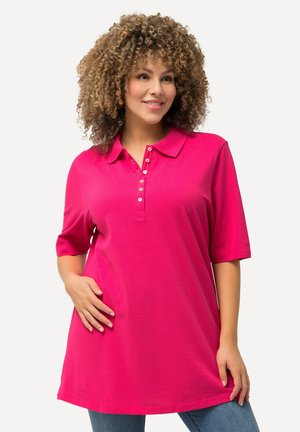 Fuchsia poloshirt met een kraag, korte mouwen en een knoopsluiting. Glad materiaal, rechte zoom en een ontspannen pasvorm.